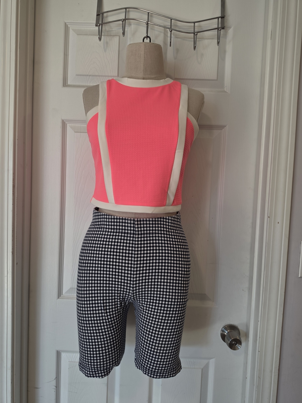 BLVD Neon Pink and Cream Cropped Tank Size Large